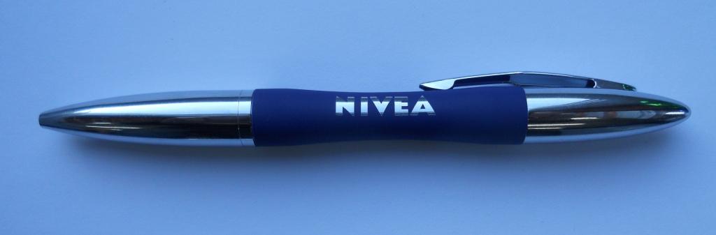 Металлическая ручка с гравировкой.