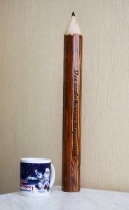 карандаш-гигант из дерева с гравировкой
