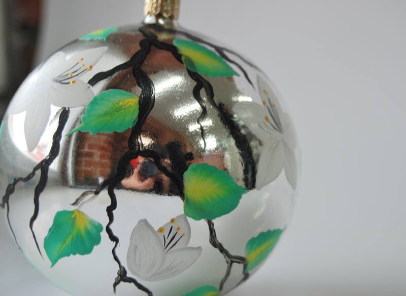 новогодний шар крупным планом